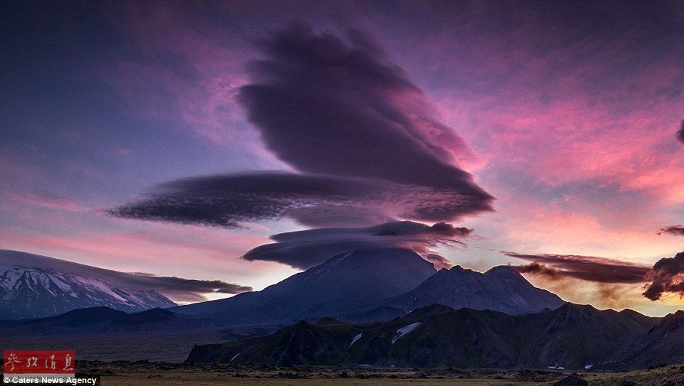 火山上籠罩著類似于外星飛碟形狀的云彩，場景猶如科幻大片。