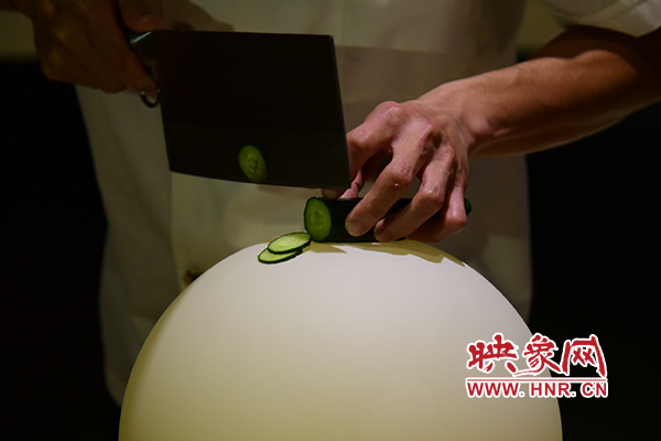 在面團(tuán)氣球上切菜。