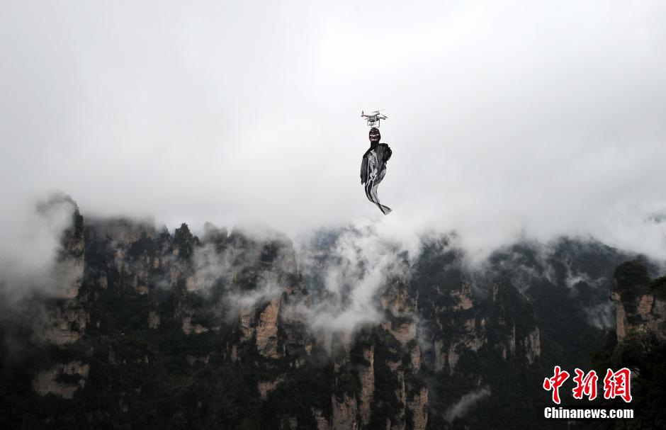 5名來自西安的大學(xué)生來到湖南張家界武陵源百龍?zhí)焯菥皡^(qū)為游客們上演了一場“萬圣空中幽靈秀”。