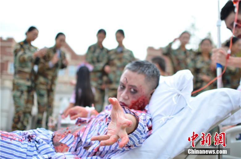 該校院長(zhǎng)也參與其中，與學(xué)生共同嗨翻校園。 何浠 攝