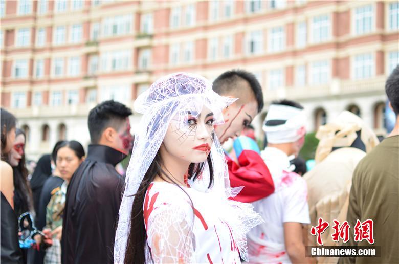 校園“萬(wàn)圣節(jié)”恐怖化妝派對(duì)讓“群鬼”聚集。 何浠 攝
