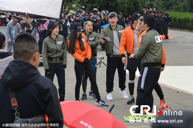 《奔跑吧兄弟》第三季劇組到南京錄制節(jié)目。
