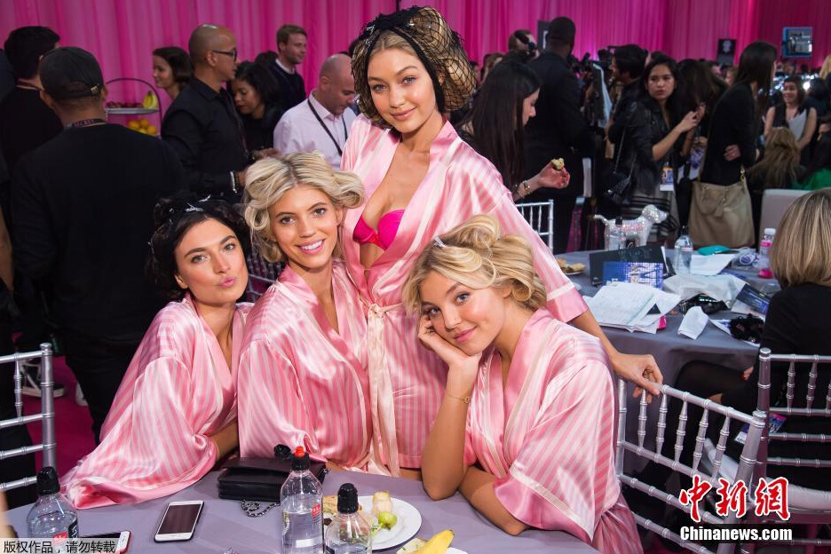 圖為模特Jacquelyn Jablonski（左起），Devon Windsor，Gigi Hadid和Rachel Hilbert在后臺(tái)合影。