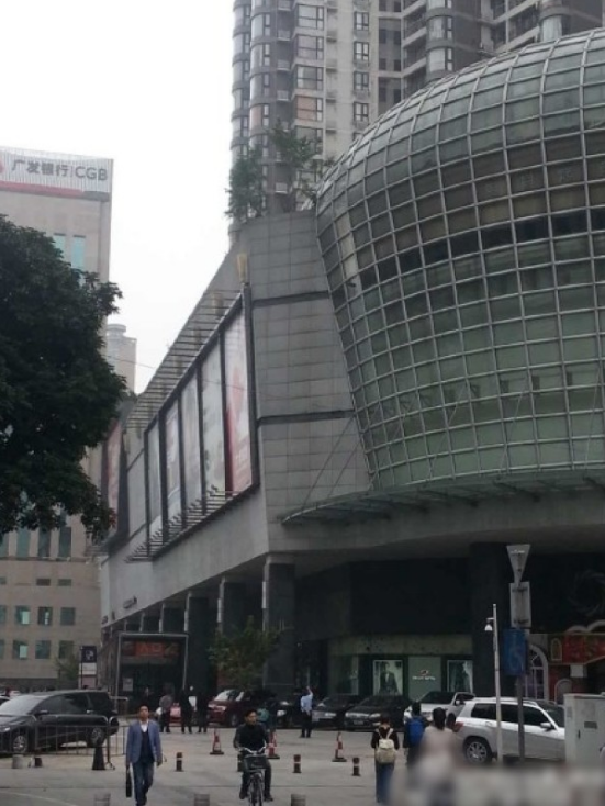 一輛停在停車位上的寶馬轎車，被墜落的樹(shù)枝砸中，樹(shù)枝徑直插入車內(nèi)，現(xiàn)場(chǎng)引發(fā)不少市民圍觀拍照。