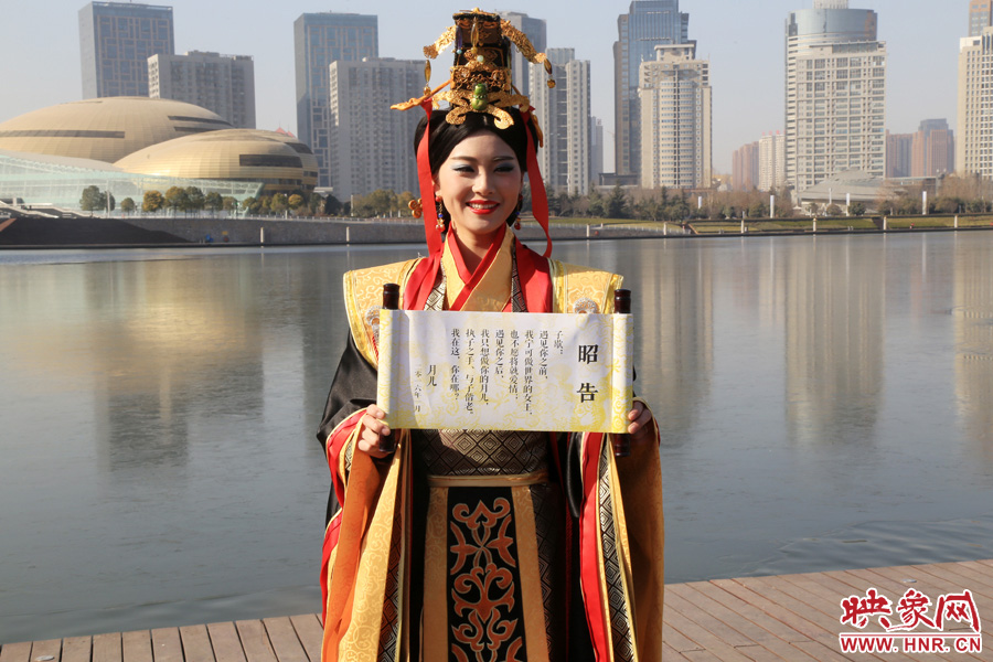 扮成羋月的女子叫小賈，今年27歲，家在鄭州，有房有車。