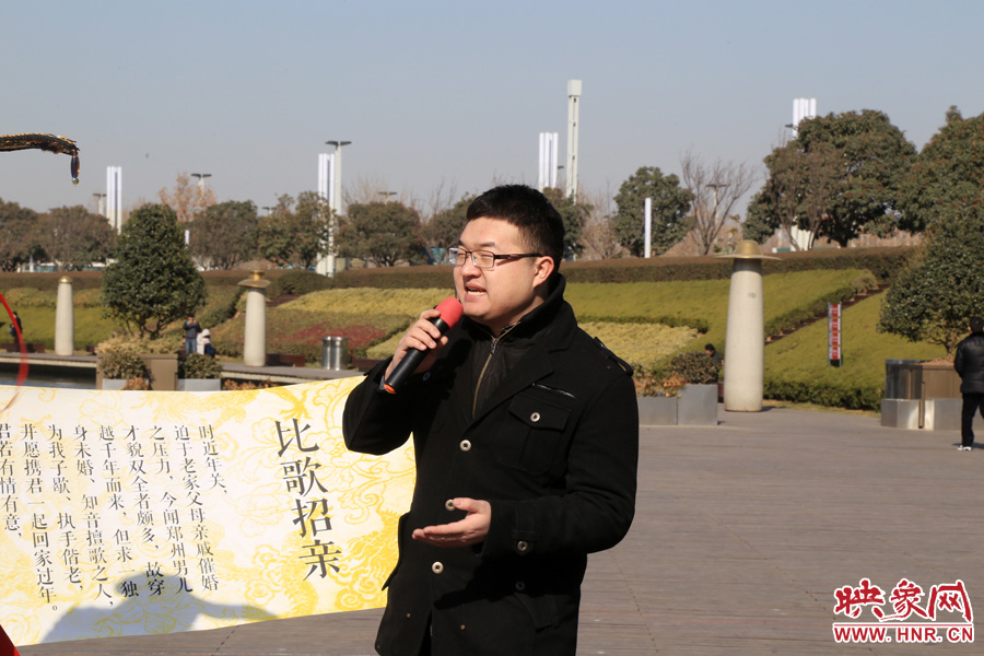 多位在鄭東新區(qū)CBD如意湖附近寫字樓上班的單身男性，聞訊前來唱歌應(yīng)征。