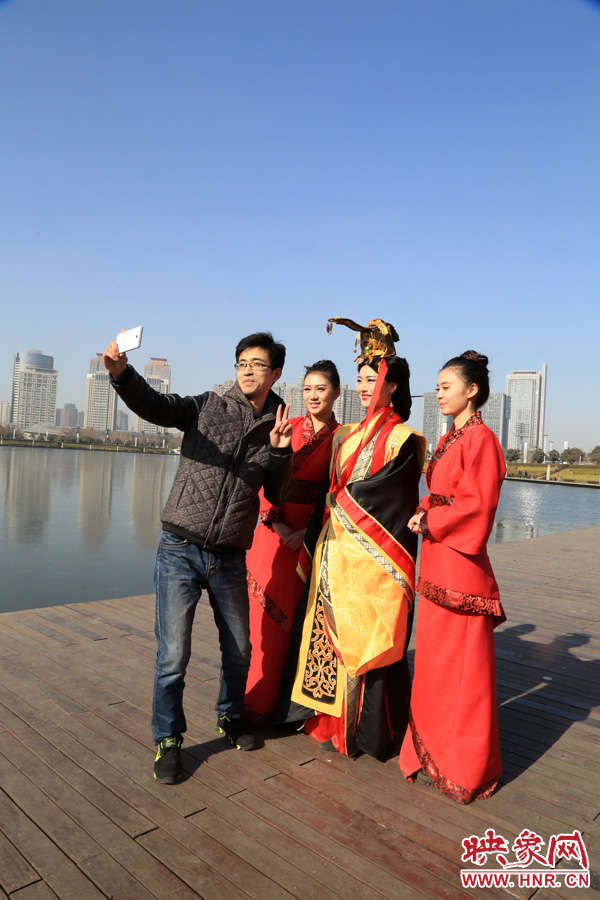 在比歌招親現(xiàn)場，有許多人圍觀拍照。