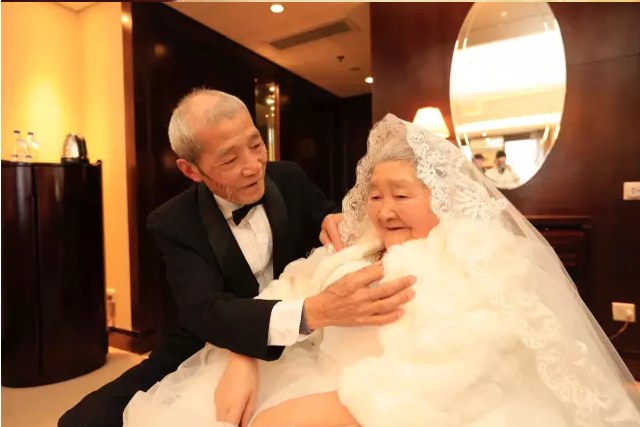 情人節(jié)最溫暖告白！84歲老人包下整樓示愛老伴