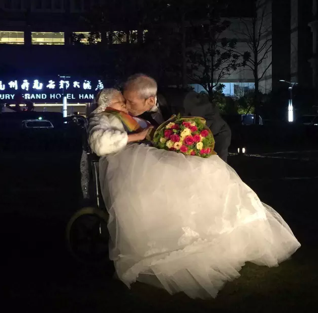 情人節(jié)最溫暖告白！84歲老人包下整樓示愛老伴