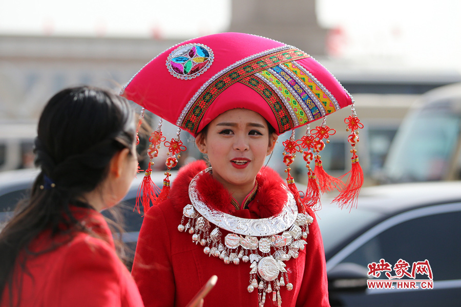 漂亮的頭飾配美女，回頭率相當(dāng)高