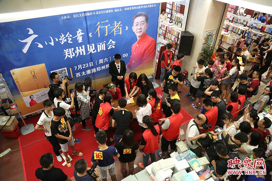 不到三個小時的簽售時間，六小齡童累計簽售自傳2900余冊，創(chuàng)造了鄭州購書中心的歷史記錄.jpg