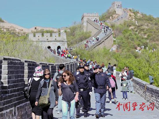 參加聯(lián)合巡邏的中意警察在長城上巡邏。本網(wǎng)記者 陳路坤 攝