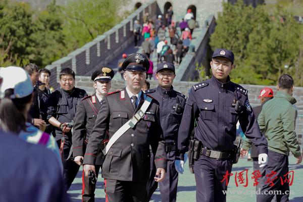 中意警察編隊巡邏。本網(wǎng)記者 陳路坤 攝