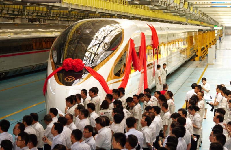 當(dāng)日，由中國鐵路總公司牽頭組織研制、具有完全自主知識產(chǎn)權(quán)、達(dá)到世界先進(jìn)水平的中國標(biāo)準(zhǔn)動車組被命名為“復(fù)興號”?！皬?fù)興號”將于6月26日在京滬高鐵兩端的北京南站和上海虹橋站雙向首發(fā)。