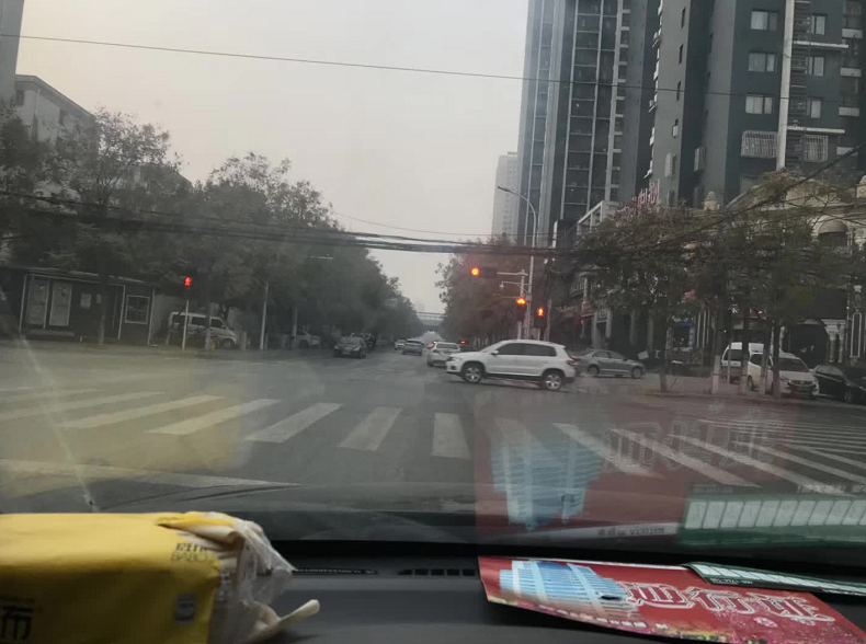 限行第一天！鄭州的早高峰是這個(gè)樣子的