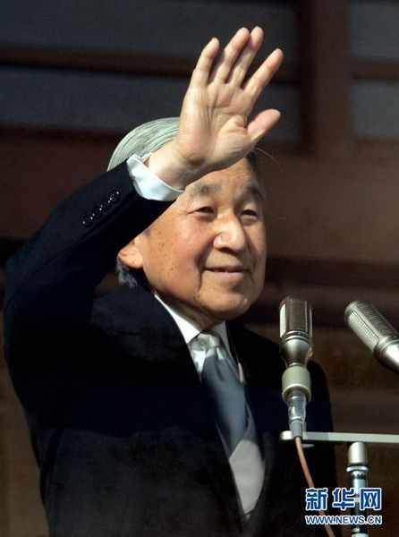 當(dāng)?shù)貢r間12月23日，在位于日本東京的皇宮，日本明仁天皇向民眾致意。