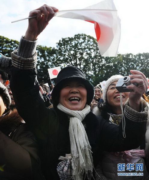 當(dāng)?shù)貢r間12月23日，在位于日本東京的皇宮，民眾向明仁天皇祝賀生日。