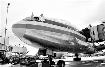 2011年4月5日，美國航空公司為洛杉磯至上海首條直飛航線的開通舉行剪彩儀式。目前，美國航空、美國聯(lián)合航空和達(dá)美航空已經(jīng)向中國提交了飛行計(jì)劃。