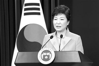 1月6日，韓國(guó)總統(tǒng)樸槿惠在首爾總統(tǒng)府青瓦臺(tái)舉行的新年記者會(huì)上發(fā)言。新華社發(fā)