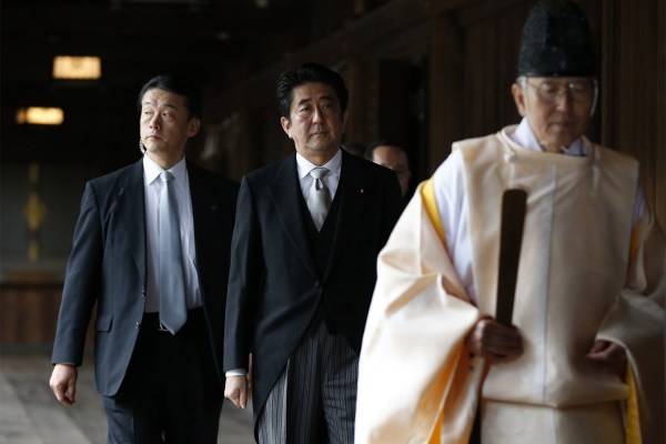 當(dāng)?shù)貢r(shí)間2013年12月26日，日本東京，日本首相安倍晉三抵達(dá)靖國神社。