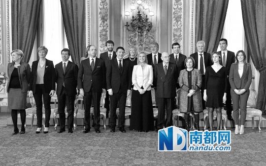 2月22日，在意大利羅馬總統(tǒng)府，新任總理馬泰奧·倫齊(前左五)與總統(tǒng)納波利塔諾(前右四)及新內(nèi)閣成員