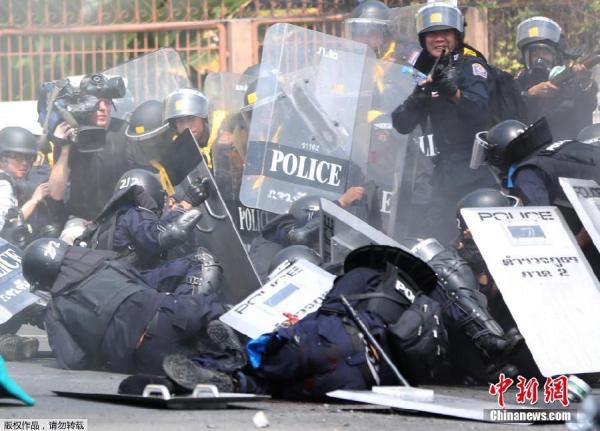 當(dāng)?shù)貢r(shí)間2月18日，泰國曼谷警方與示威者發(fā)生沖突。