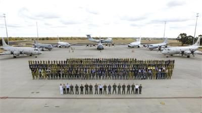 4月29日，澳大利亞珀斯，馬航MH370空中搜索正式結(jié)束，參與搜索的多國部隊在離開前留影紀(jì)念。