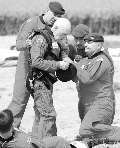 89歲的赫頓再次于70年前同一地點參加雙人跳傘。