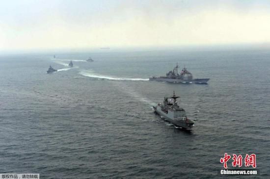 資料圖： 2014年3月14日，韓國與美國軍艦參加韓美2014“鷂鷹”聯(lián)合軍演。