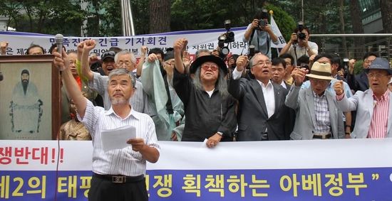 7月2日，在韓國(guó)首爾的日本駐韓國(guó)大使館前，民眾手持標(biāo)語(yǔ)參加抗議活動(dòng)。