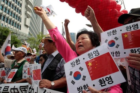 7月2日，在中國(guó)駐韓使館前，韓國(guó)民眾集會(huì)歡迎中國(guó)國(guó)家主席習(xí)近平訪韓，并打出寫(xiě)有“釣魚(yú)島是中國(guó)的土地”字樣。