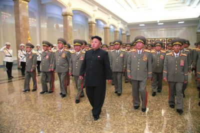 金正恩率領(lǐng)軍隊(duì)領(lǐng)導(dǎo)人等前往平壤錦繡山太陽(yáng)宮瞻仰了金日成、金正日的遺容。
