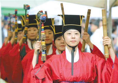 3日，韓國(guó)首爾，成均館內(nèi)，民眾穿著傳統(tǒng)服飾跳舞迎接中秋。中秋和春節(jié)一樣，是韓國(guó)最重要的傳統(tǒng)節(jié)日。