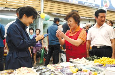 5日，韓國(guó)首爾，韓國(guó)總統(tǒng)樸槿惠在中秋前視察市場(chǎng)，購(gòu)買過(guò)節(jié)食品。