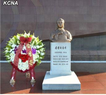 　朝鮮22日在大城山革命烈士陵園舉行向抗日女英雄金正淑女士銅像敬獻(xiàn)花圈儀式，紀(jì)念她的逝世65周年。