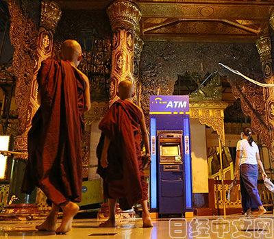 緬甸仰光大金塔寺也擺有ATM機。