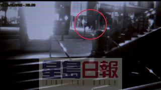 視頻拍到一名兇徒不斷踢打林泰紅圈內(nèi)。美國(guó)《星島日?qǐng)?bào)》
