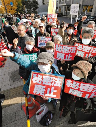 10日，日本東京，民眾聚集在首相官邸前，抗議當(dāng)天生效的《特定秘密保護(hù)法》。