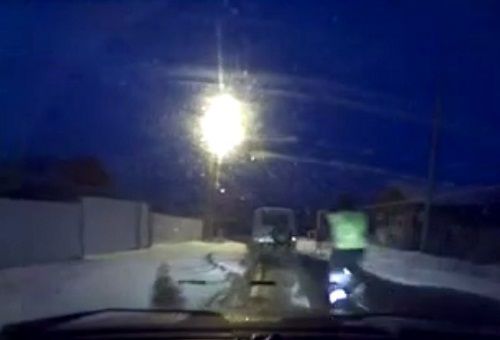 警車追逐中仍未追上可疑汽車，此時令人震驚的一幕出現(xiàn)，一名警察從警車中跳出來，向可疑車輛跑去。