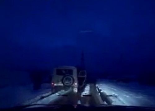 　　警察成功打開可疑汽車的車門并登上汽車，司機見狀立即停車及棄車逃走，警察則下車?yán)^續(xù)追捕司機。