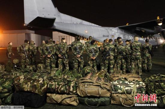 當(dāng)?shù)貢r(shí)間1月7日，法國(guó)軍人抵達(dá)巴黎布爾歇機(jī)場(chǎng)。他們將被部署在巴黎，以增強(qiáng)巴黎市的安保力量。