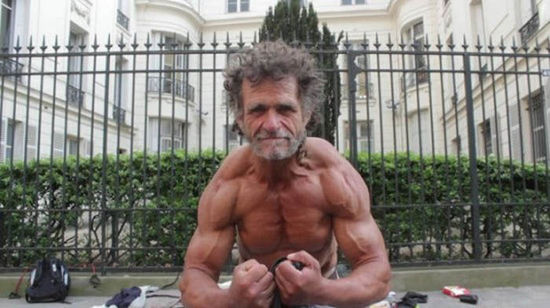 巴黎50歲流浪漢薩亞戈·雅克擁有一身壯碩的肌肉。（網(wǎng)頁截圖）
