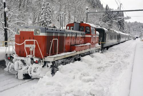 JR一臥鋪特急列車，因大雪在JR奧羽線津輕湯站附近拋錨，約130名乘客不得不在車上過夜。