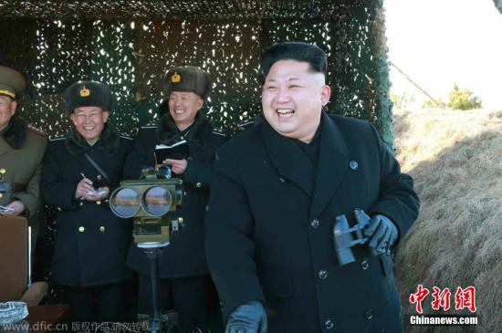 資料圖：當(dāng)?shù)貢r間2015年1月31日，據(jù)朝鮮《勞動新聞》報道，朝鮮最高領(lǐng)導(dǎo)人近日視察朝鮮?？哲娐?lián)合演習(xí)，演習(xí)中還出動了戰(zhàn)斗機(jī)和潛艇。