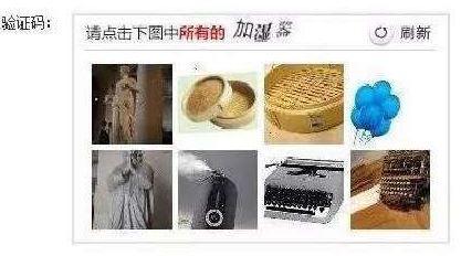 澎湃新聞記者從鐵路上海站了解到，目前窗口售票采用的系統(tǒng)與12306網(wǎng)購不同，購票者通過身份證件的驗證，即可購票。根據(jù)往年經(jīng)驗，每年臘月二十三到二十九的火車票最為緊俏，對應(yīng)的網(wǎng)絡(luò)購票日期為12月4日至10日，春運火車票搶票也進入最白熱化的狀態(tài)。對此，鐵路部門提醒，如果沒能在第一時間買到票，旅客不妨在起售時間30分鐘后、開車前15天和開車前1天三個時間點“撿漏”，可能會有意外的收獲。
