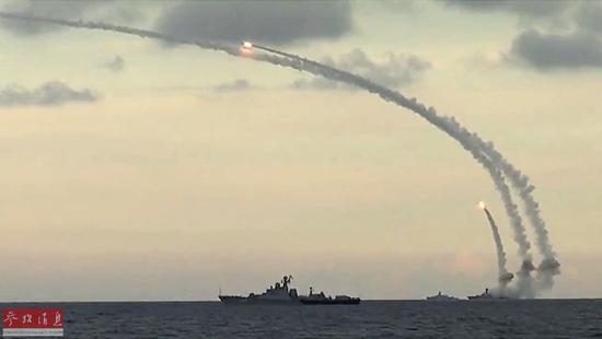 圖為里海艦隊(duì)軍艦從里海水域發(fā)射18枚“口徑-NK”巡航導(dǎo)彈。