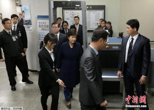 資料圖：當?shù)貢r間3月30日，韓國法院就是否批捕前總統(tǒng)樸槿惠進行審理，樸槿惠以犯罪嫌疑人身份出庭接受拘捕令實質(zhì)審查。