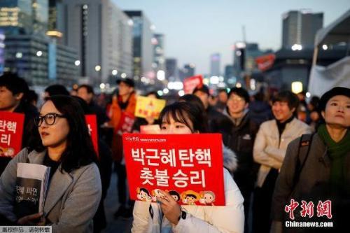 資料圖：當?shù)貢r間3月10日上午，韓國憲法法院就總統(tǒng)彈劾案審判，樸槿惠被立即免去總統(tǒng)職務。當晚，韓國民眾走上首爾街頭舉行燭光集會。