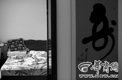 昨日，徐萬(wàn)發(fā)躺在自家床上，鼻子插著氧氣管 記者張杰攝