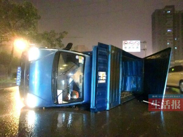 小貨車側(cè)翻現(xiàn)場(chǎng)。